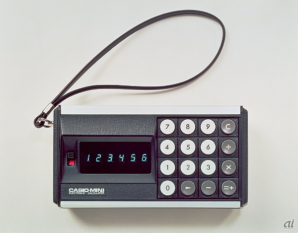 　1972年8月3日に発売された世界初のパーソナル電卓「カシオミニ」。まもなく、40周年を迎える。それ以前の電卓は業務用機器と位置付けらており、電卓を身近にした初の端末という。

　カシオ計算機は、「家庭で使えるようにしたい」という思いから開発に着手。回路や表示、キーボードなどに新技術・新発想を採り入れ、カシオミニはこれまでの4分の1以下となるサイズと3分の1以下となる1万2800円で販売した。

　開発のきっかけは、1970年代はボウリングが流行しており、スコア計算のために「気軽に持って行ける電卓があると便利だ」という思いがあったのだという。

　10カ月で100万台、シリーズ累計で1000万台という大ヒット商品になった。

　大ヒットの裏側には、製品そのもののよさに加え、当時3万あったという文具店での販売ルートを確保したことにもあるとしている。

　なお、40周年を記念し、カシオでは「カシオミニ発売40周年記念　ミニチュア復刻版 プレゼントキャンペーン」を12月31日まで開催する。電卓の購入者を対象にしたもので、詳細はカシオのウェブサイトに記載されている。