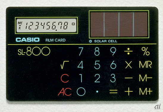 　1983年に発売された「SL-800」。厚さ0.8mm、重さ12gの世界最薄のソーラー電卓だったという。