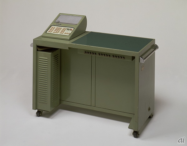 　さらにここでおおまかな電卓の流れを見てみよう。写真は1957年に発売された「14-A」。世界初の小型リレー計算機として登場したもので、それを機にカシオ計算機を設立した。14-Aは、電話交換機などに使われていたリレー（継電器）を用いたもので、42個のリレーで14桁の四則演算を可能にした。また、当時主流だった歯車を使った計算機に比べ、駆動音も静かだったという。