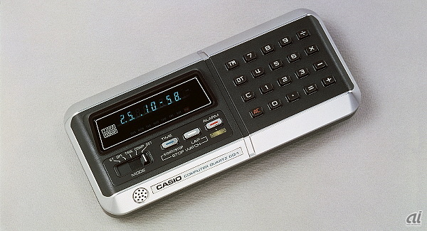 　1976年に発売された「でんクロ」。カシオは小型化や薄型化だけでなく、多機能化や複合化にも取り組んだ。それは、電子電話から電子手帳へ、さらに現代の電子辞書へと発展していくなど、複合電卓の流れは新しい商品ジャンルを生み出す礎になったという。