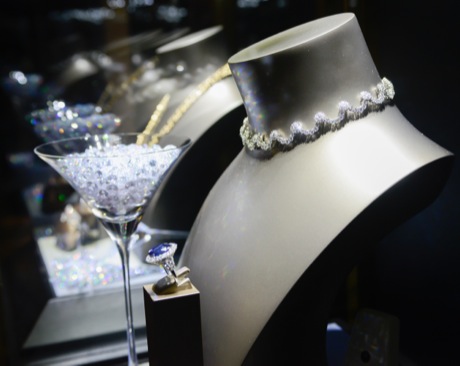 　女優のTeri Hatcherは、1997年の「007トゥモロー・ネバー・ダイ」の中で、このネックレスと指輪を身につけた。デザインしたのはロンドンの著名な宝石職人であるDavid Morris氏だ。
