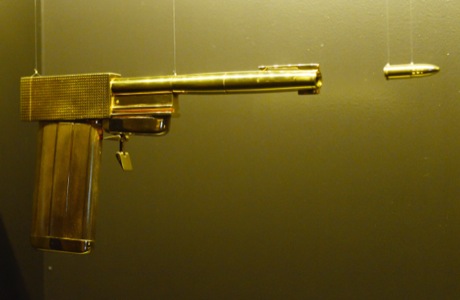 　スカラマンガの黄金銃は、「007」シリーズに登場したあらゆる武器の中で最も悪名高いものの1つかもしれない。「Designing 007」では、1974年の「007黄金銃を持つ男」で実際に使われた小道具の銃が展示されている。特殊効果の第一人者であるJohn Stears氏が作ったこの光り輝く武器は、ライターやシガレットケースなどのアイテムから組み立てられたものだ。