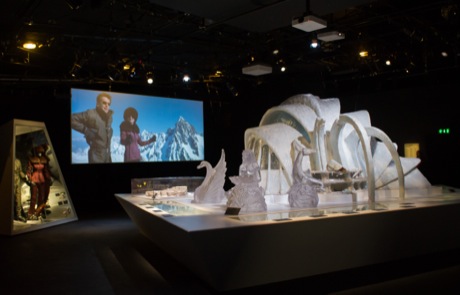 　「Designing 007」の一角には、2002年の「007ダイ・アナザー・デイ」に登場した、興味深い品々が展示されている。その中には、アイスパレスの実物大模型や、いくつかの関連する彫像がある。付近には、「007ワールド・イズ・ノット・イナフ」の雪中の場面で使われた、オリジナルの衣装が数点展示されている。