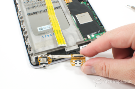 　Micro USBコネクタとヘッドホンジャックを含む部品を取り外す。