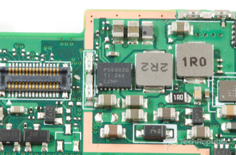 　Texas Instrumentsの高効率、シングルインダクタ、4Aスイッチの「TPS63020」バックブーストコンバータ（「PS63020 TI 24K C2NP」）。