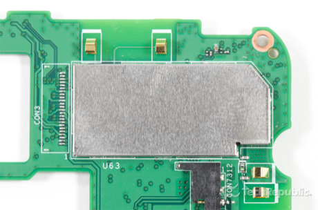 　このEMI/RFIシールドの下には、AzureWaveの「AW-NH665」ワイヤレスモジュールと「NXP PN65」近距離無線通信（NFC）チップが配置されている。