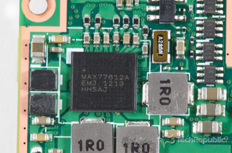 　Maximの電源管理IC（「MAX77612A EMJ 1213 HHSAJ」）。