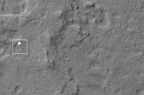 　8月5日、NASAの「Mars Reconnaissance Orbiter」は、火星の地表に向かって下降するCuriosityと、そのパラシュートが映ったこの写真を撮影した。