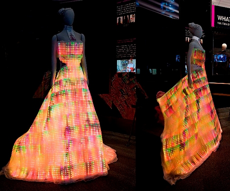 　Galaxy Dress

　2万4000個のLEDによって最大1時間発光することができるドレス。バッテリを使い果たした場合にも、4000個のスワロフスキー製クリスタルが光を放つようになっている。