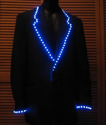 　電飾付きタキシード

　これは襟と袖口を青色LEDで縁取りしたカスタムスーツだ。