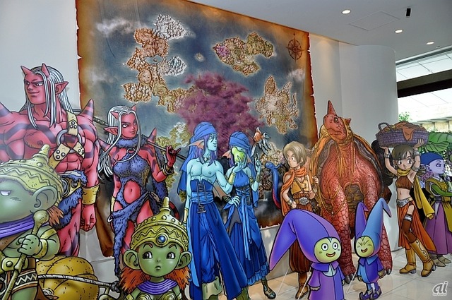 カフェの店内には展示物も飾られている。写真はドラゴンクエストXから、5つの種族のキャラクターパネル。