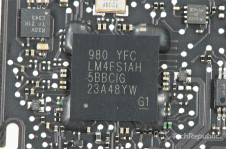 　Texas Instruments/Stellarisの「LM4FS1AH」マイクロコントローラ（「980 YFC LM4FS1AH 5BBCIG 23A48YW G1」）。