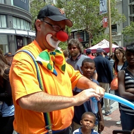 サンフランシスコのマーケットストリートでパフォーマンス中のKenny the Clownさん