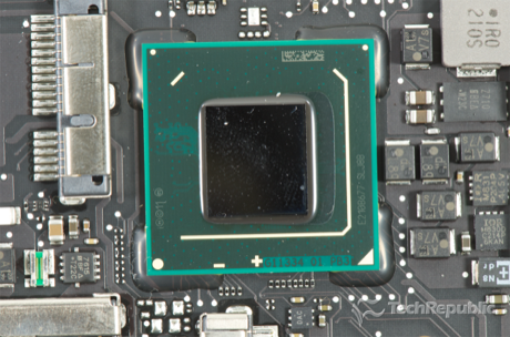 　Intelのプラットコントローラハブ（「E210B677 SLJ8B G11334 01 PB3」）。