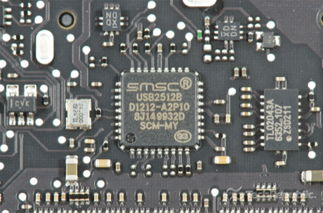　SMSCの「USB2512B」USBハブコントローラ（「USB2513B D1212-A2P10 8J149932D SCM-MY」）。