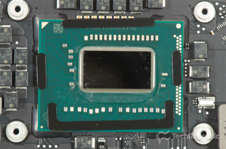 　2.0GHzデュアルコアIntel Core i7プロセッサと、Intel HD Graphics 4000。