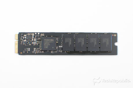 　AppleはMacBook Airの11インチモデルと13インチモデルの両方で、まったく同じ東芝の128Gバイトの「THNSNS128GMFP」SSDを採用している。