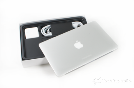 　2012年版MacBook Airには、「MagSafe 2」電源アダプタと製品マニュアルが同梱されている。