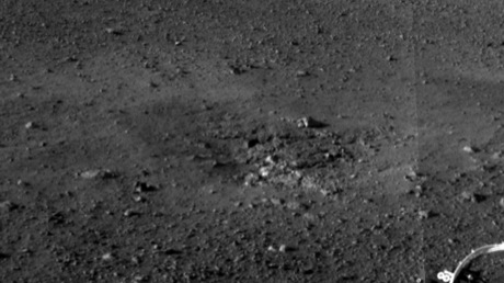 　この画像では、Curiosityが着陸したとき、下降の段階で着陸スラスタによって土が吹き飛ばされて、火星地表の薄いほこりの層の下にある岩盤があらわになったことを確認できる。