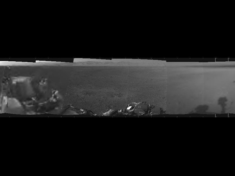 　NASAのCuriosity探査機は着陸場所からこの360度パノラマ画像をナビゲーションカメラで撮影した。右側にはシャープ山が、真ん中にはゲイルクレーターの北側のリムが見える。前景には同探査機の機体が写っており、マストの影が右に突き出ている。

　これらの画像は太平洋時間8月7日夜、火星での午後3時30分に撮影された。

　1024×1024ピクセルのフル解像度画像はこちらで見ることができる
