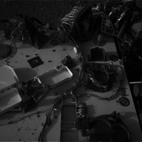 　同じくナビゲーションカメラ「Left A」で撮影されたこの写真には、Curiosityの機体上部の一部分が見える。