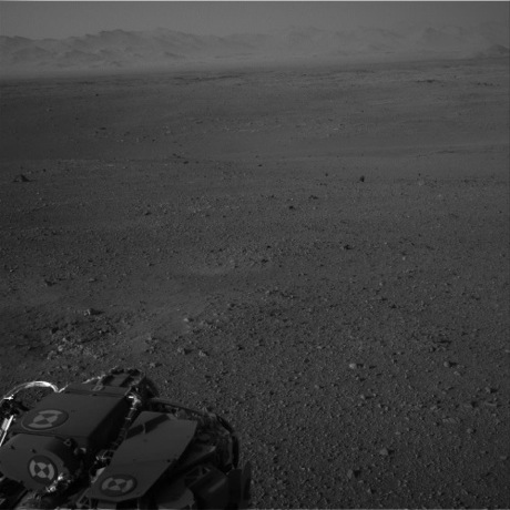 　ナビゲーションカメラ「Right A」から撮影されたこの写真では、前景にCuriosityの機体の端が見え、遠くには丘陵地が見える。