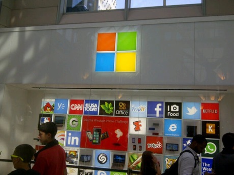 　ボストンの店舗で別の場所に設置されている光り輝くロゴ。新しい企業ロゴは、今後数カ月のうちに他の店舗に加え、全世界で放送される同社のテレビCMにおいても登場する予定だ、とMicrosoftは話した。また、Microsoft.comにも魅力を添える予定だ。