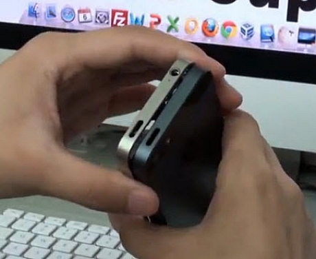　ヘッドフォン用のコネクタはiPhoneの上部から底面へと移されているようだ。

　ヘッドフォン用のコネクタが底面に移動されている理由は、iPhoneの防水性能を向上させる、あるいはDock接続時の利点を考慮したというところだろう。

　電源ボタンの位置は変わっていないようだ。