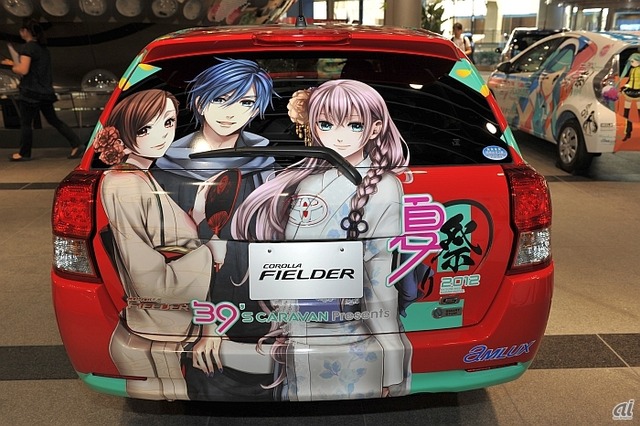 　車体後部。巡音ルカ、MEIKO、KAITOが描かれている