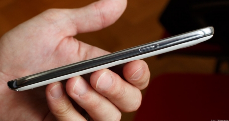 　GALAXY Note 2は、2011年のIFAで登場した初代モデルに比べて、少しだけ薄型になっている。