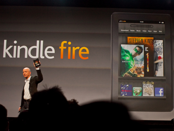 2011年にニューヨークで開催のイベントでAmazon初のタブレットコンピュータであるKindle Fireを発表する同社最高経営責任者（CEO）Jeff Bezos氏