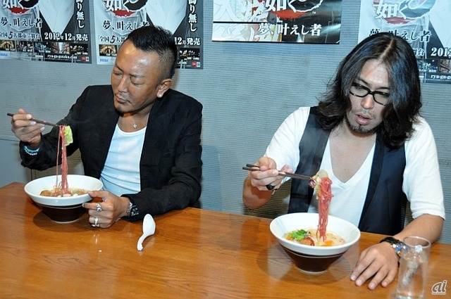 ちなみに龍のシーフードポタージュ麺の赤い麺はこちら。試食では、名越氏と横山氏が5食分それぞれに食べ、どのラーメンにも太鼓判を押していた。