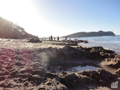 　ニュージーランド北島のホットウォータービーチは温泉が沸くという。干潮時にスコップを持った人が集って波打ち際を掘り出すと、あっという間にプライベート温泉に早変わり。