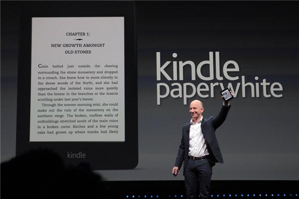 「Kindle Paperwhite」を披露するAmazonのCEOであるJeff Bezos氏