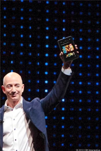 　Bezos氏はKindle Fire HDの新しいディスプレイについて語った。「従来のものよりも高価じゃないのかって？その通り。それだけの価値があるのかって？もちろんだ。グレアが25％少ないのだから」