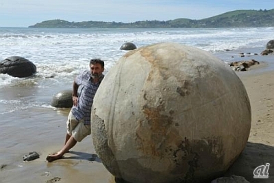 　ニュージーランド南島のモエルキボールダー。ビーチにまん丸の奇岩が転がっている。大きいものは重さ3トン近くもあるとか。