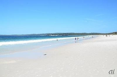 　オーストラリア東海岸のハイアムスビーチ。世界一白いビーチとしてギネスブックにも登録され、歩くとキュッキュッと音がするほど、砂が小麦粉のようにキメが細かい。