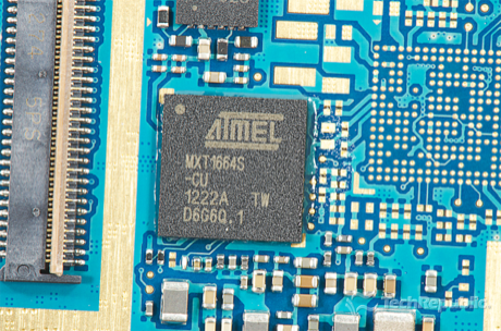 　Atmelの「mXT1664S」タッチスクリーンコントローラ（「MXT1664S-GU 1222A TW D6G6Q.1」）。