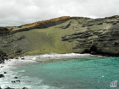 　ハワイ島のグリーンサンドビーチ。文字通り緑色のビーチで、カンラン石（ペリドットの原石）の結晶が砂に混じっているからだとか。