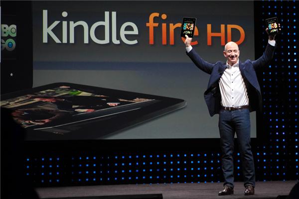 Kindle Fire HDを披露するAmazonのCEOであるJeff Bezos氏