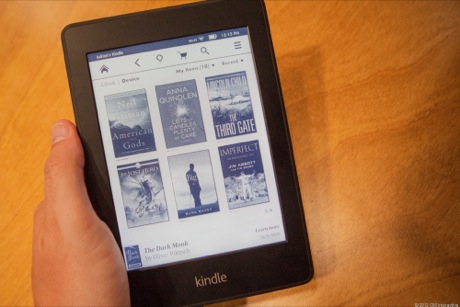 　Amazonは米国時間9月6日、電子書籍リーダーの新モデルを発表した。本稿では「Kindle Paperwhite」を写真でチェックする。

　一見したところでは、AmazonのE-Ink採用の電子書籍端末Kindle Paperwhiteは2011年に発表された「Kindle Touch」に似ている。というのは、物理的なホームボタンがなくなったものの、筐体そのものはほとんど同じだからだ。両端末とも重さは7.5オンス（約212.6g）。
