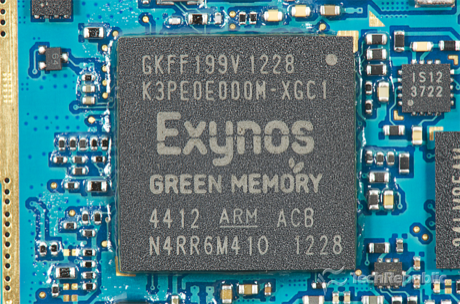 　統合グラフィックスプロセッサ（4412）とサムスンの2Gバイトの「K3PE0E000M-XGC1」RAMを備えた、サムスンの1.4GHｚの「Exynos 4」クアッドコアプロセッサ。