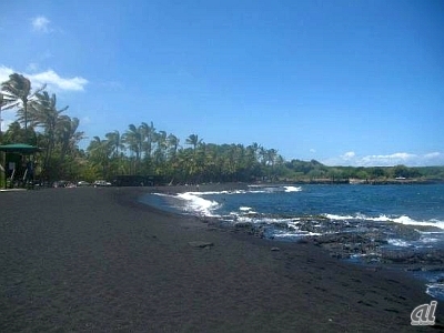 　ハワイ島にあるプルナウ黒砂海岸は見ての通り真っ黒。流れ出た溶岩が海水で急激に冷やされてできたもので、ウミガメがやってくるビーチとしても知られている。