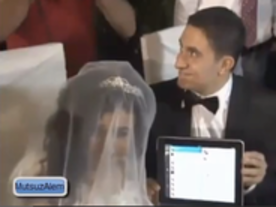誓いの言葉は「iPad」で--あるトルコ人カップルの結婚式