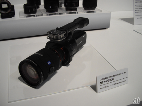 　「HANDYCAM」の最上位機種「NEX-VG900」（店頭想定価格：35万円前後／10月26日発売）も、35mmフルサイズExmor CMOSセンサを搭載。