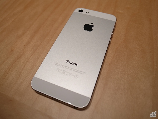 iPhone 4Sと比べて18％薄く、20％軽くなった。