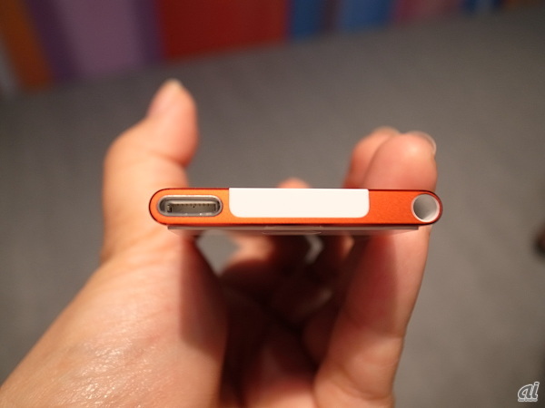 iPhone 5やiPod touchと同様にコネクタは8ピンの「Lightning」に変更された。