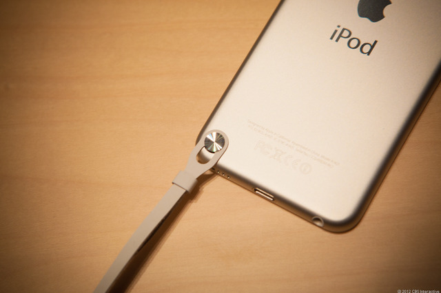 　新しいiPod touchがユーザーの手から滑り落ちたりするのを防ぐため、2012年モデルはAppleが「Loop」と呼ぶストラップを装着することもできる。