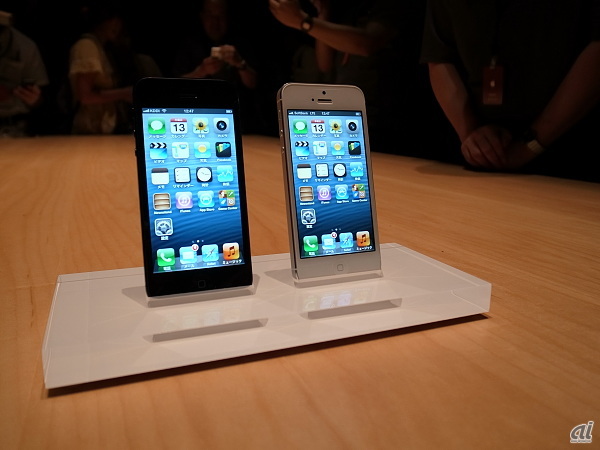 アップルは9月13日、スマートフォンの新モデル「iPhone 5」を発表した。日本でも発表会を開催し、端末を披露した。その様子をフォトレポートでお伝えする。

iPhone 5のカラーはブラック＆ストレートとホワイト＆シルバーの2種類。
