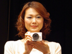 ニコン、Nikon 1用の18.5mm単焦点レンズを発売